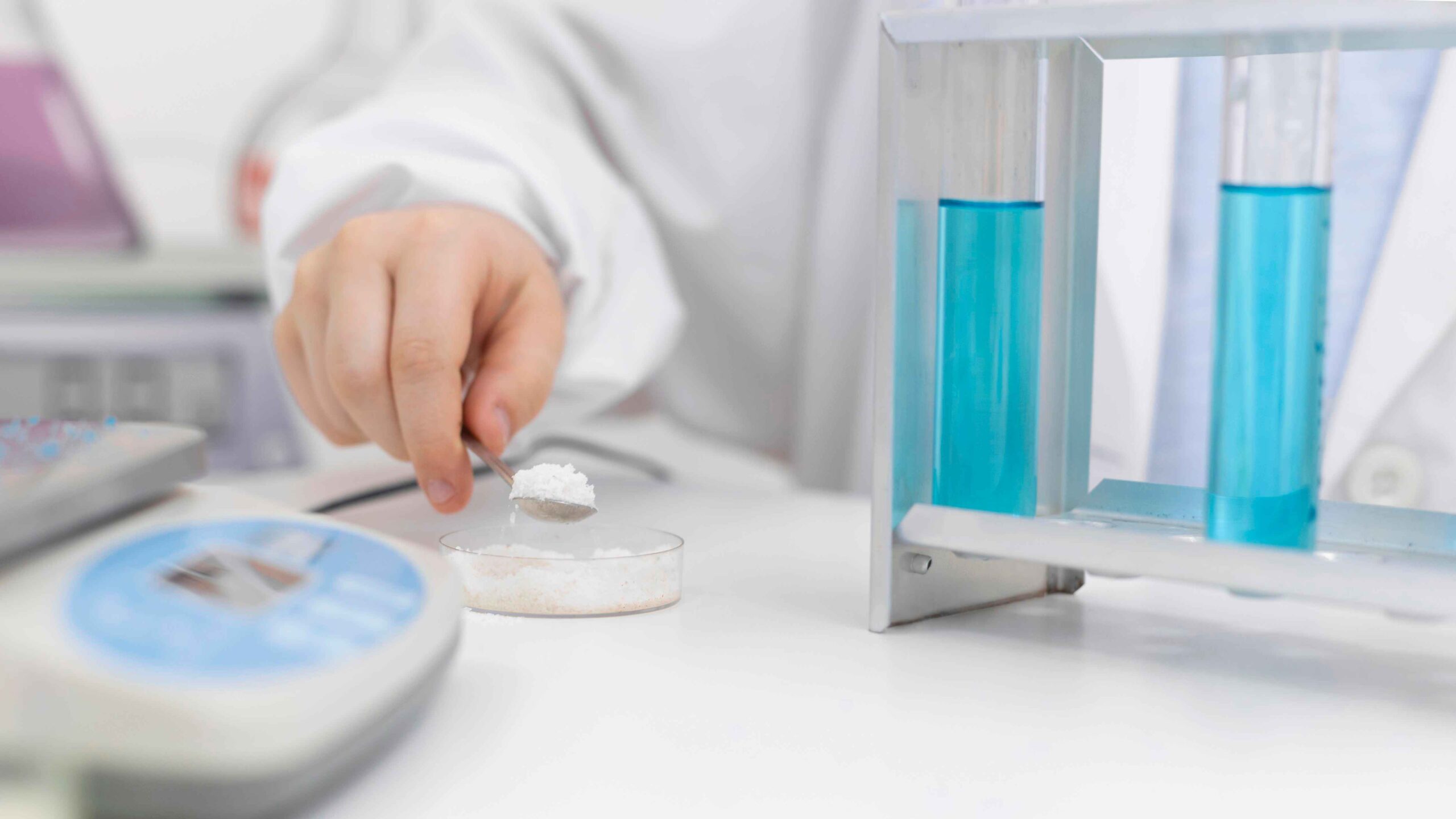 Teknisi laboratorium melakukan uji stabilitas kosmetik maklon untuk memastikan quality control maklon skincare sesuai standar proses maklon kosmetik profesional.