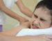 Wanita meringis saat menjalani body massage untuk membantu meredakan otot tegang.